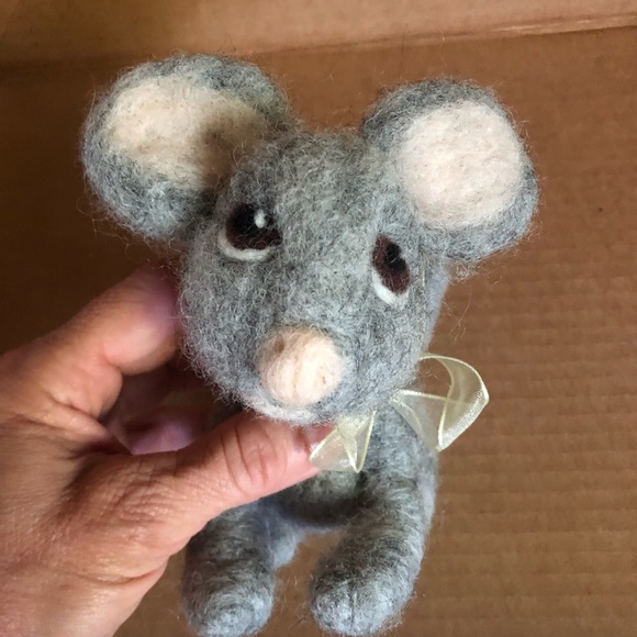 Handmade, needle felted, freestanding mouse - Picture 4 of 5